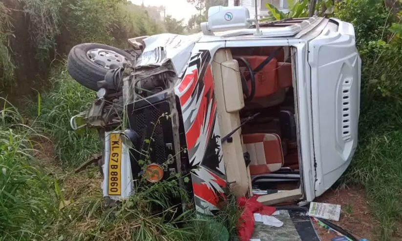 വടകരയിൽ ടെമ്പോ ട്രാവലർ താഴ്ച്ചയിലേക്ക് മറിഞ്ഞ് ഒരാൾ മരിച്ചു; 12 പേർക്ക് പരിക്ക്