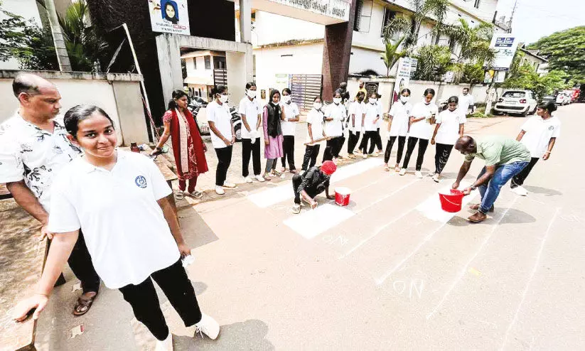 വ​ണ്ടൂ​ർ ഗ​വ. ഗേ​ൾ​സ് ഹൈസ്കൂ​ളി​നു മു​ന്നി​ൽ അ​പ​ക​ടഭീ​ഷ​ണി; സീ​ബ്രാ​ലൈ​ൻ പു​നഃ​സ്ഥാ​പി​ച്ച് വി​ദ്യാ​ർ​ഥി​ക​ൾ