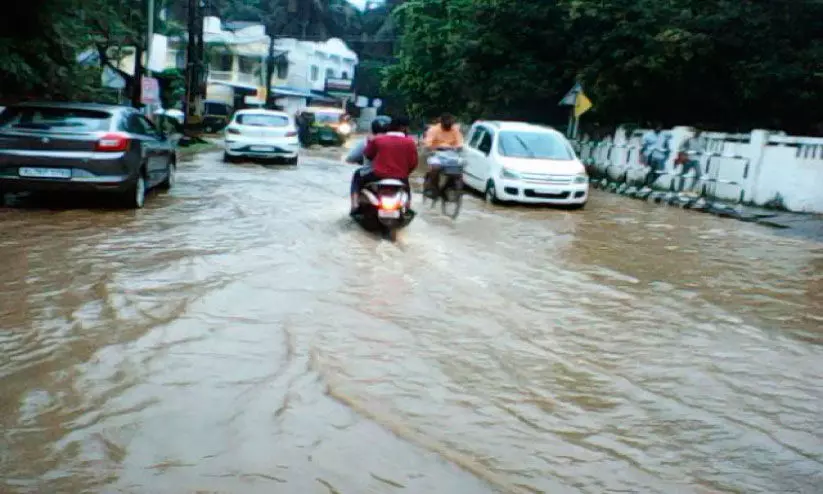 അപ്രതീക്ഷിത മഴ; നഗര റോഡുകൾ വെള്ളത്തിൽ