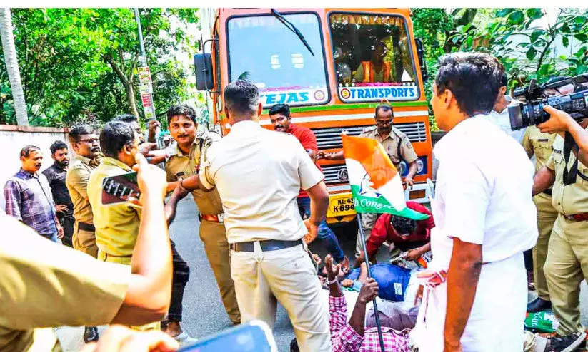 ആകാശപാത നിർമാണം; കുമ്പളങ്ങിയിലൂടെ വാഹനങ്ങൾ തിരിച്ചുവിടുന്നതിൽ പ്രതിഷേധം