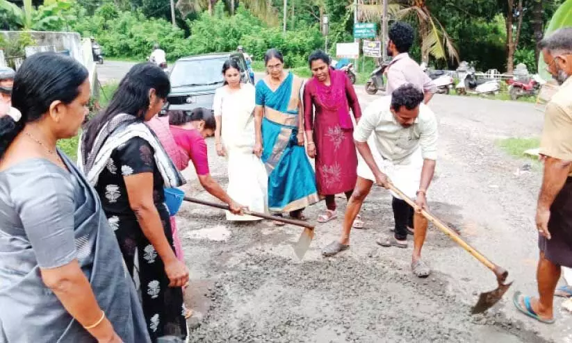 കു​ഴി​ക​ള്‍ എ​ല്‍.​ഡി.​എ​ഫ് കൗ​ണ്‍സി​ല​ര്‍മാ​ര്‍ കോ​ണ്‍ക്രീ​റ്റ് ചെ​യ്തു അ​ട​ക്കു​ന്നു