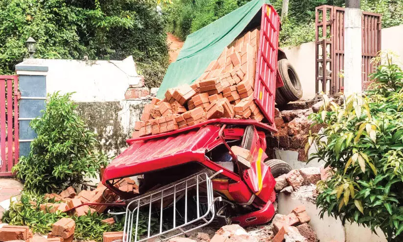 മി​നി ലോ​റി മ​തി​ൽ ത​ക​ർ​ത്ത് താ​ഴ്ച​യി​ലേ​ക്ക് മ​റി​ഞ്ഞു; ഡ്രൈ​വ​ർ അ​ത്ഭു​ത​ക​ര​മാ​യി ര​ക്ഷ​പ്പെ​ട്ടു