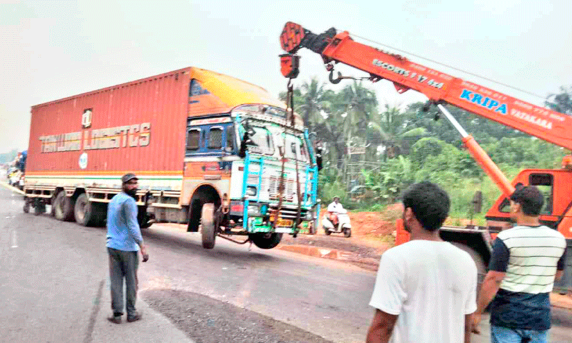 അപകട പരമ്പര; ദേശീയപാത സ്തംഭിച്ചു