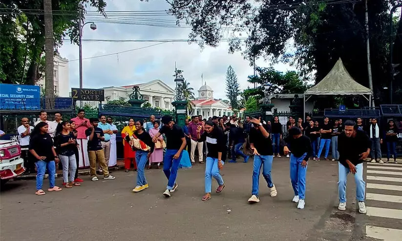 നഗരത്തെ ത്രസിപ്പിച്ച് ഭിന്നശേഷി കലാകാരൻന്മാരുടെ ഫ്ലാഷ് മോബ്