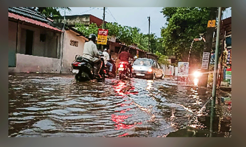 തൃ​ക്കു​ര​ട്ടി ക്ഷേ​ത്രം- പൈ​നും​മൂ​ട് റോ​ഡി​ലെ വെ​ള്ള​ക്കെ​ട്ട്