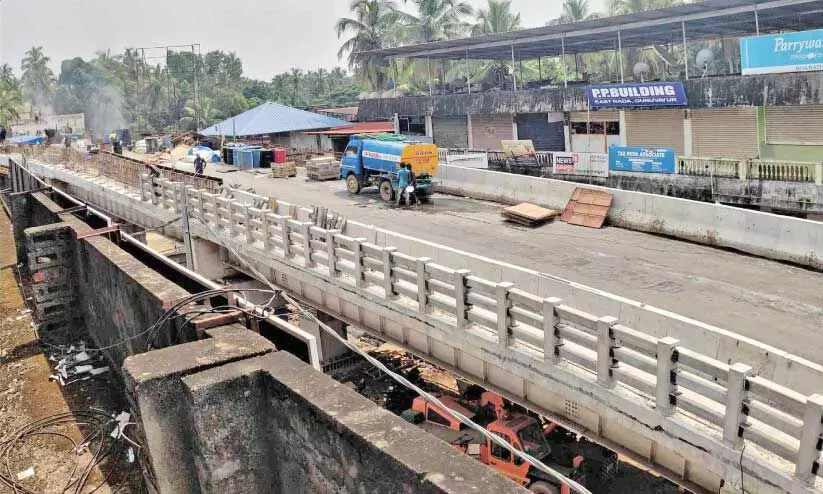 നി​ര്‍മാ​ണം പൂ​ര്‍ത്തി​യാ​യി വ​രു​ന്ന ഗുരുവായൂർ റെയിൽവേ മേ​ല്‍പാ​ലം