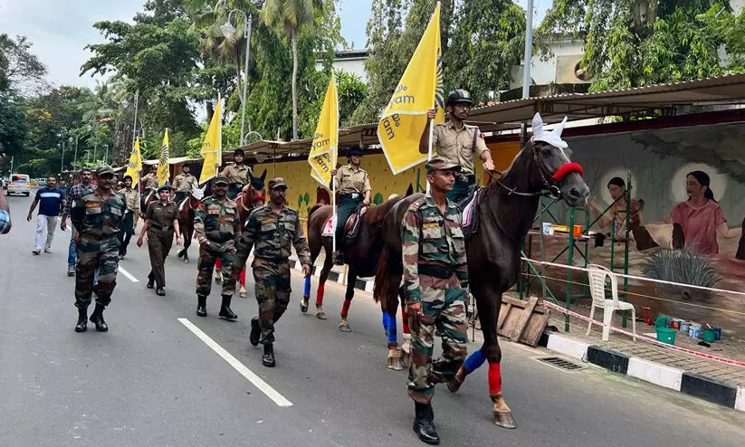 അശ്വരൂഢ സേന റോഡ് ഷോയും, എൻ.സി.സി വിമാനം ഫ്ലൈ പാസ്റ്റ് നടത്തി