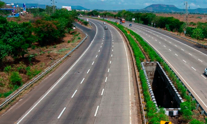 National Highway service road,