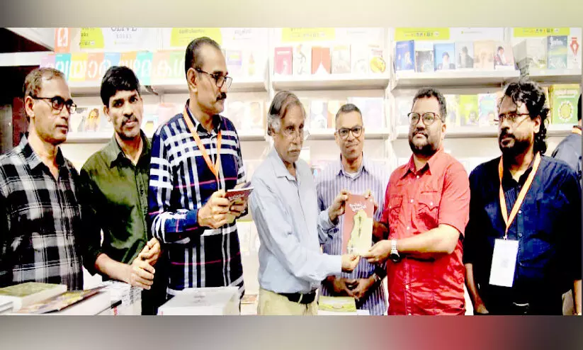 The Poet of Idavazhikal Kathunnuth written by Shihab Karuwarkund Collection by Mukhtar Udarampoil at Sharjah International Book Fair Kaimari P.K. Parakkadav publishes Open in Google Translate • Feedback People also ask
