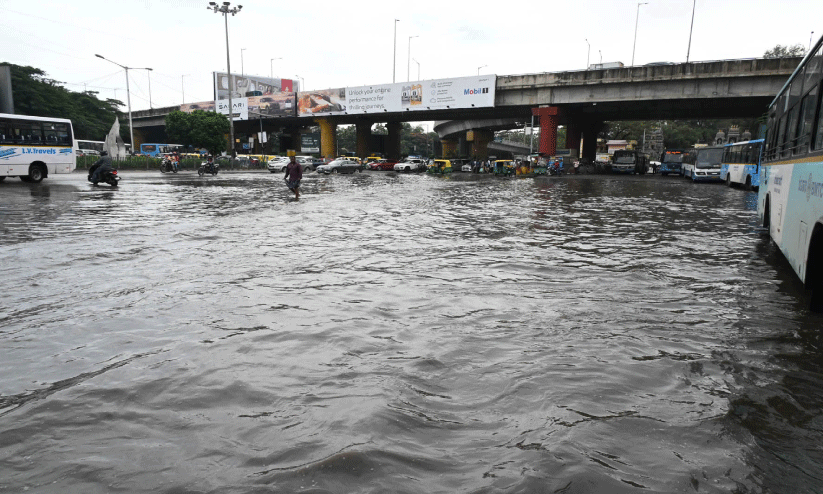 മഴക്കൊപ്പം പെയ്യുന്നു ദുരിതവും