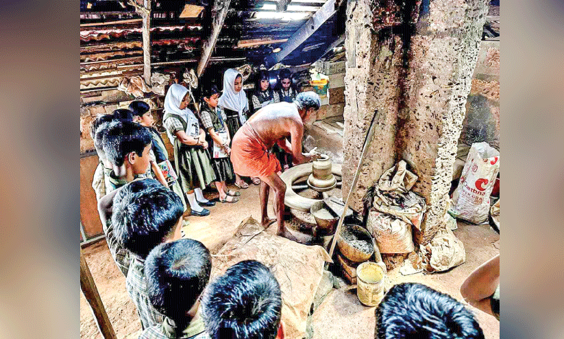 ക​ളി​മ​ണ്ണി​ൽ കൗ​തു​ക​മൊ​രു​ക്കു​ന്ന​വ​രെ കാ​ണാ​ൻ വി​ദ്യാ​ർ​ഥി​ക​ളെ​ത്തി