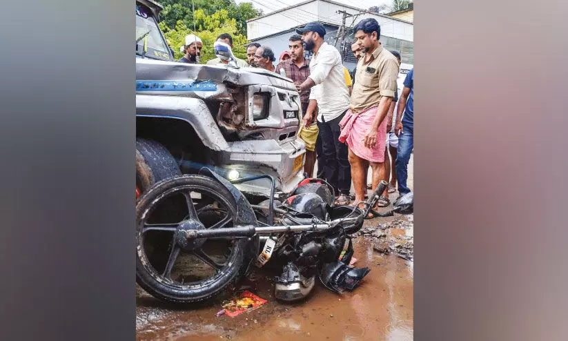 ത​ല​ക്ക​ട​ത്തൂ​രി​ൽ നി​യ​ന്ത്ര​ണം വി​ട്ട ക്രൂ​യി​സ​ർ നാ​ല്​ വാ​ഹ​ന​ങ്ങ​ളി​ലി​ടി​ച്ചു