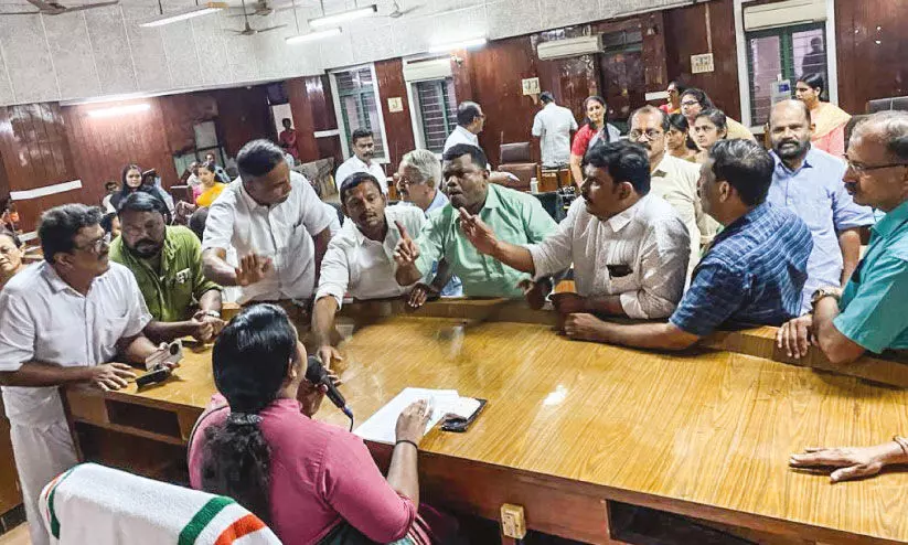 ക​ൽ​പ്പാ​ത്തി ര​ഥോ​ത്സ​വ​വു​മാ​യി ബ​ന്ധ​പ്പെ​ട്ട് ത​റ​വാ​ട​ക പി​രി​ക്ക​ൽ: നഗരസഭയുടെ മു​ൻ​കൂ​ർ അനു​മ​തി​​യി​ൽ പ​ട​ല​പ്പി​ണ​ക്കം; ബ​ഹ​ളം