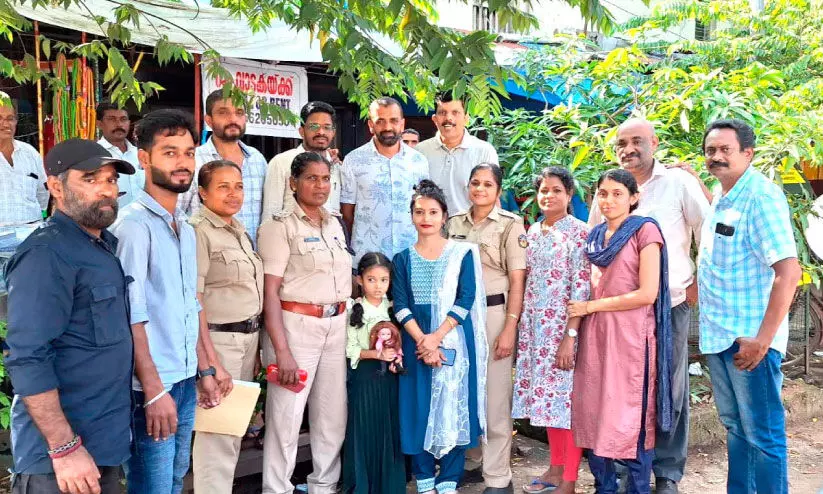 വാടക മുറിയിൽ ഉപേക്ഷിക്കപ്പെട്ട അമ്മക്കും കുഞ്ഞിനും തുണയായി നന്മമരം