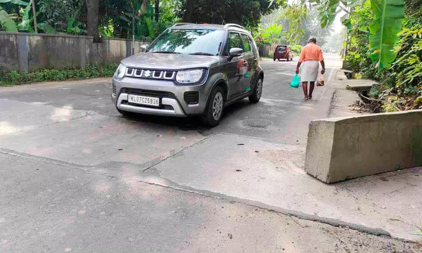 ച​മ്ര​വ​ട്ടം പാ​ത​യി​ൽ അ​പ​ക​ട​ക്കെ​ണി​യായി ഓ​വു​ചാ​ൽ കൈ​വ​രി