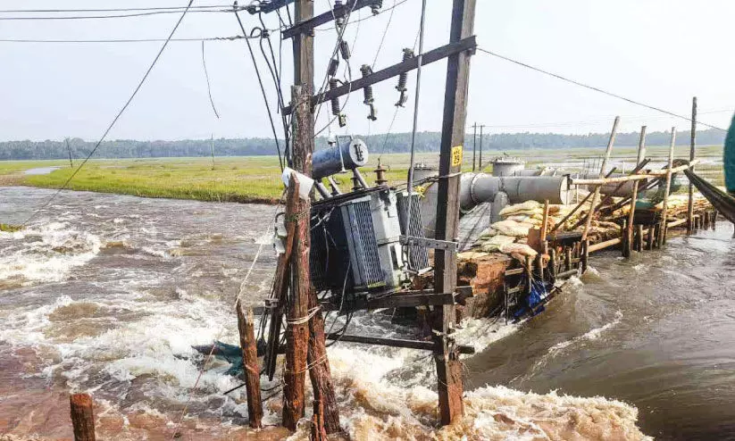 പ​ഴ​ഞ്ഞി കൂ​ട്ടു​കൃ​ഷി സൊ​സൈ​റ്റി പ​ട​വ് ബ​ണ്ട് ത​ക​ർ​ന്നു