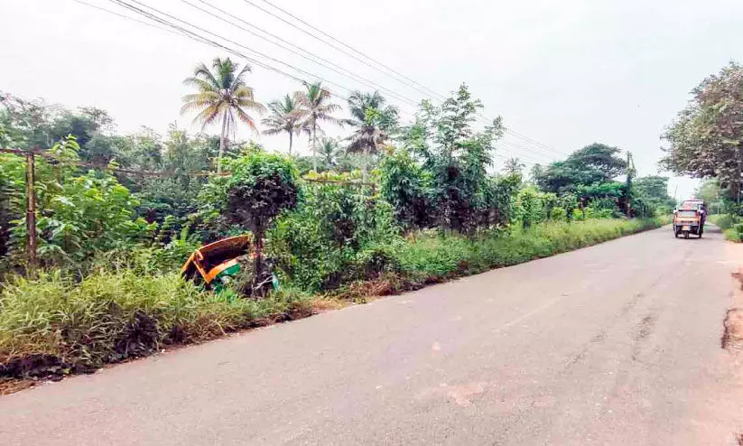 ഒരുവശത്ത് വെള്ളം, മറുവശത്ത് ചതുപ്പ്; കാഞ്ഞിരമറ്റം-പുത്തന്‍കാവ് റോഡിൽ അപകടക്കെണി