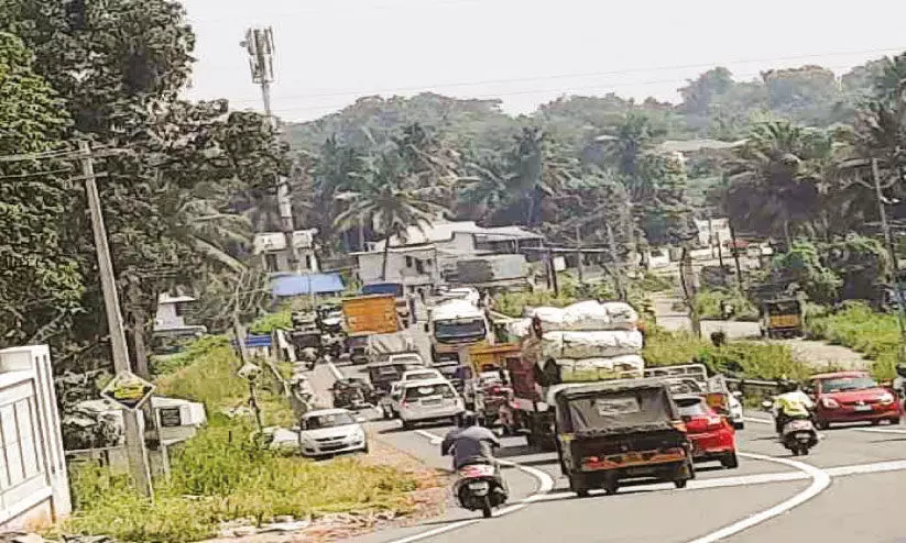 പു​തു​പ്പ​രി​യാ​ര​ത്ത് അ​പ​ക​ട​പ​ര​മ്പ​ര; യു​വാ​വി​ന് പ​രി​ക്ക്