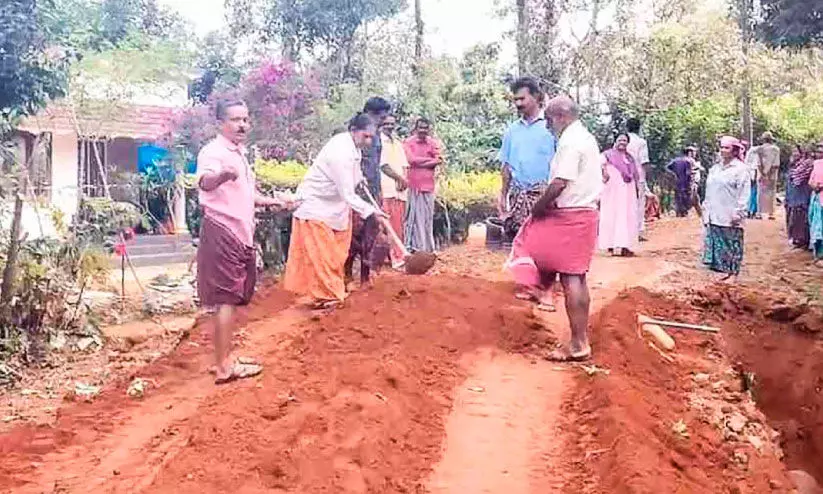 ജൽജീവൻ പൈപ്പിടാൻ റോഡ്​ കുത്തിപ്പൊളിക്കുന്നതിനെതിരെ നാട്ടുകാർ