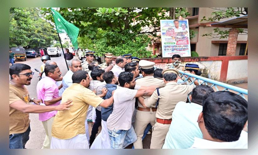 മ​ത്സ്യ മാ​ർ​ക്ക​റ്റി​ന്‍റെ ശോ​ച്യാവസ്ഥയിൽ പ്രതിഷേധം