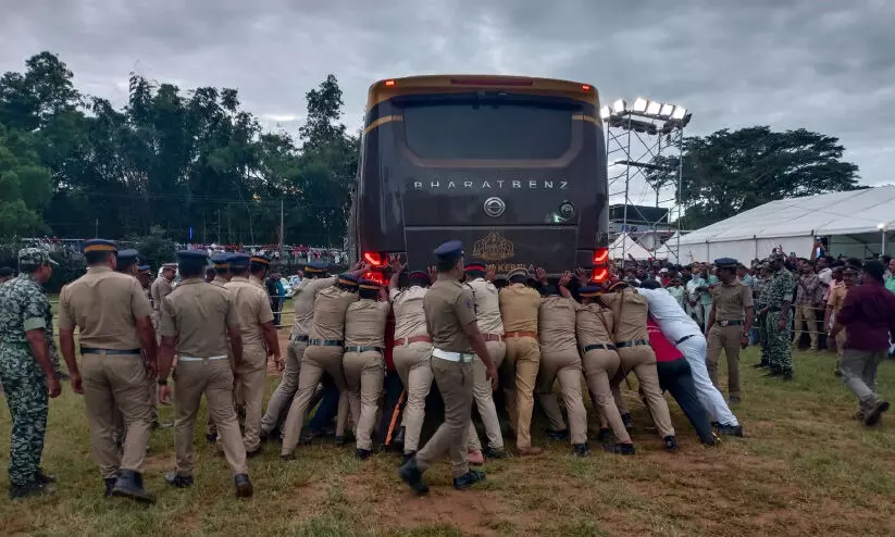 Navakerala bus got stuck in mud at Mananthavadi