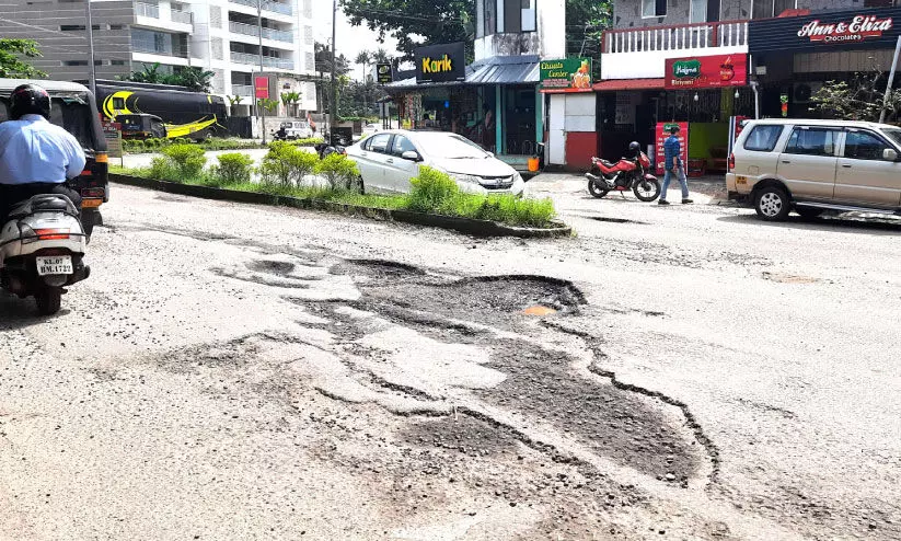 ലിങ്ക് ചെയ്യാമോ; സ്റ്റേഡിയം ലിങ്ക്   റോഡിലെ കുഴികളെ?