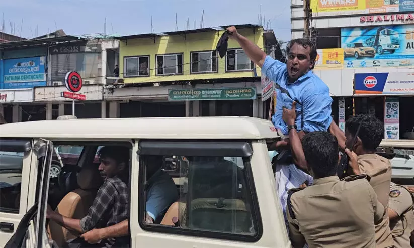 Black flag protest against Chief Minister in Kondoti too