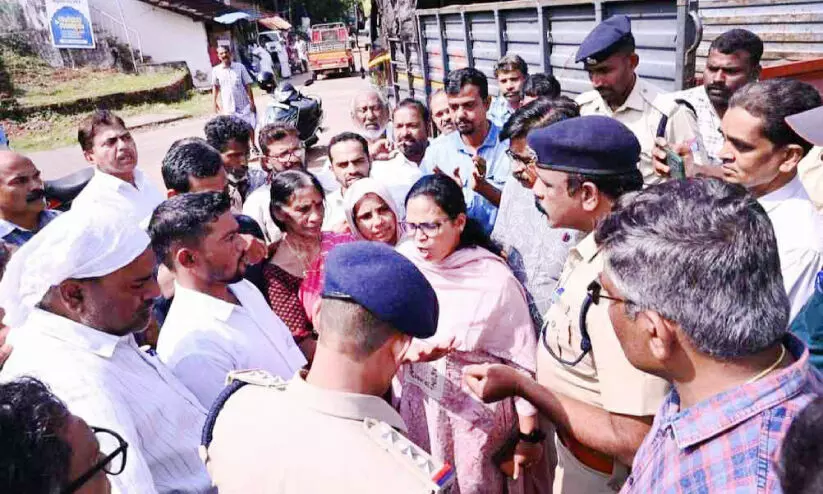 ഒന്തം റോഡ് അടക്കാൻ റെയിൽവേ ശ്രമം; നാട്ടുകാർ തടഞ്ഞു