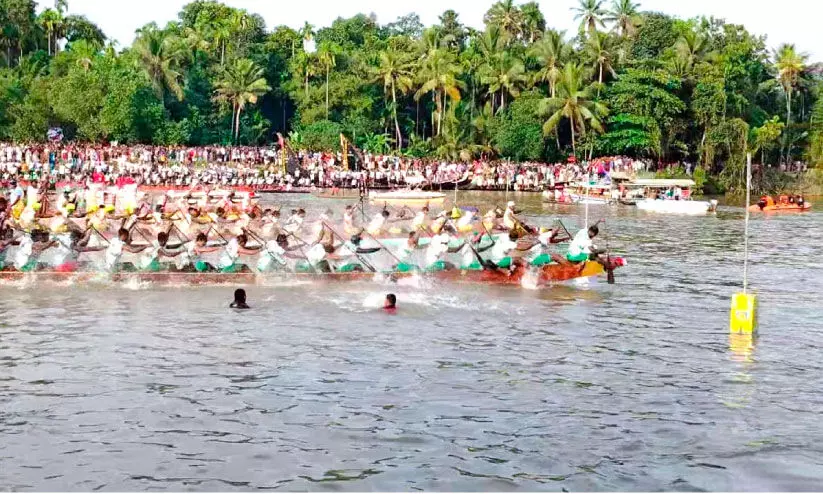 ചാമ്പ്യൻസ് ബോട്ട് ലീഗ് വള്ളംകളി; ഇഞ്ചോടിഞ്ച്    വീയപുരം ചുണ്ടന് കിരീടം