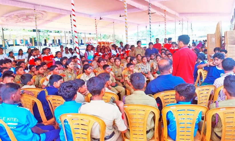 ഒരു വിളിയിൽ ഓടിയെത്തും  ഈ കുട്ടി വളന്റിയർമാർ