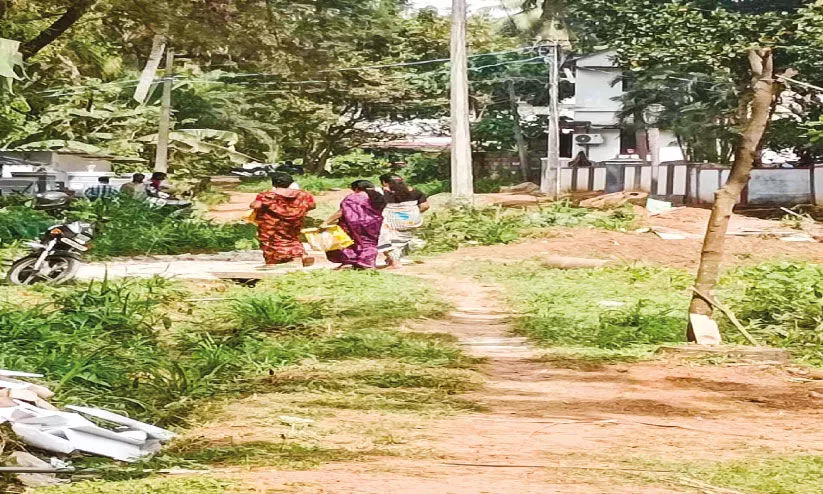 മ​ങ്ക​ര-​പെ​രു​മ്പാ​റ ചെ​മ്മു​ക റോ​ഡ് കാ​ത്തി​രി​പ്പ് തു​ട​രു​ന്നു