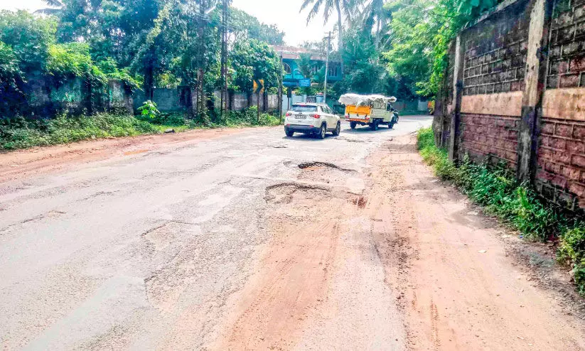 കരിമുകൾ-ചിത്രപ്പുഴ റോഡ് ശോച്യാവസ്ഥയിൽ