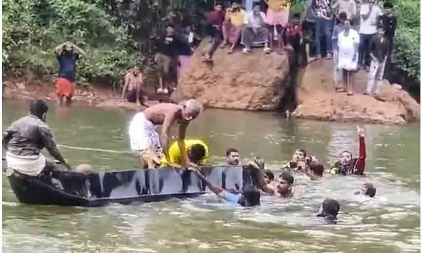 A plus two students drowned while taking a bath in the Kadalundi river