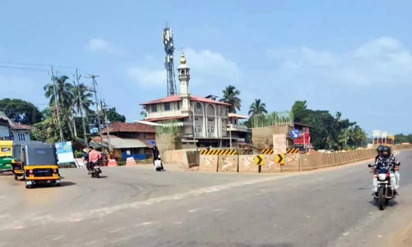 കീ​ച്ചേ​രി ക​വ​ല​യി​ൽ​നി​ന്ന് ദേ​ശീ​യ​പാ​ത​യി​ലേ​ക്കും അ​ഞ്ചാം​പീ​ടി​ക റോ​ഡി​ലേ​ക്കും തി​രി​യു​ന്ന റോ​ഡു​ക​ൾ