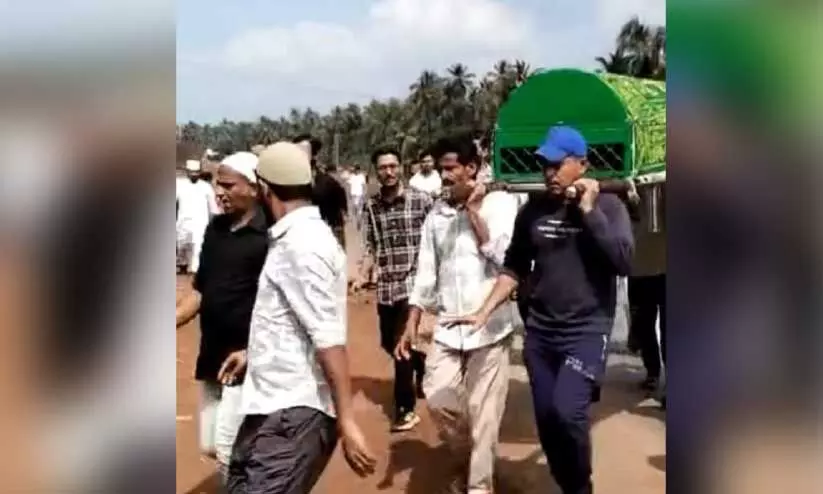 വ​ഴി​യ​ട​ഞ്ഞ​തു​മൂ​ലം മ​യ്യി​ത്ത് പ​ള്ളി​വ​ള​പ്പി​ലേ​ക്ക് കൊ​ണ്ടു​പോ​കാ​ൻ പ്ര​യാ​സ​പ്പെ​ടു​ന്ന നാ​ട്ടു​കാ​ർ