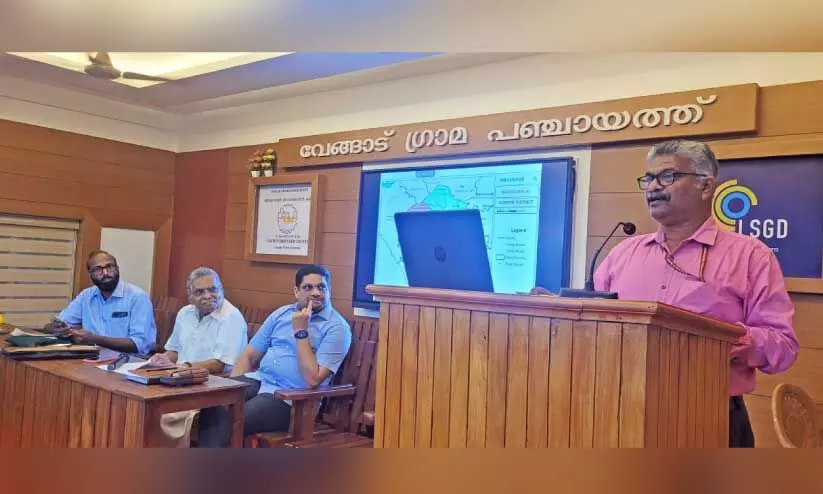 വേങ്ങാട് ഗ്രാമ പഞ്ചായത്ത് ഹാളില്‍ നടന്ന ജല ബജറ്റ് രൂപവത്കരണ ശിൽപശാലയിൽ ദേശീയ ഗ്രാമീണ തൊഴിലുറപ്പ് പദ്ധതി മിഷന്‍ ഡയറക്ടര്‍ എ നിസ്സാമുദ്ദീന്‍ സംസാരിക്കുന്നു