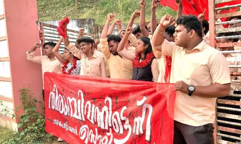 മേ​പ്പാ​ടി ഗ​വ. പോ​ളി തെ​ര​ഞ്ഞെ​ടു​പ്പ് വി​ജ​യ​ത്തെ​ത്തു​ട​ർ​ന്ന് എ​സ്.​എ​ഫ്.​ഐ പ്ര​വ​ർ​ത്ത​ക​ർ ആ​ഹ്ലാ​ദ പ്ര​ക​ട​നം ന​ട​ത്തു​ന്നു