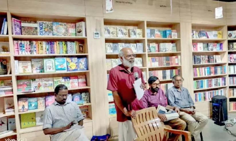 കെ.​പി. രാ​മ​നു​ണ്ണി​യു​ടെ ‘ദൈ​വ​ത്തി​ന്റെ പു​സ്ത​കം’ ച​ര്‍ച്ച​യി​ൽ വി​ജു നാ​യ​ര​ങ്ങാ​ടി സം​സാ​രി​ക്കു​ന്നു