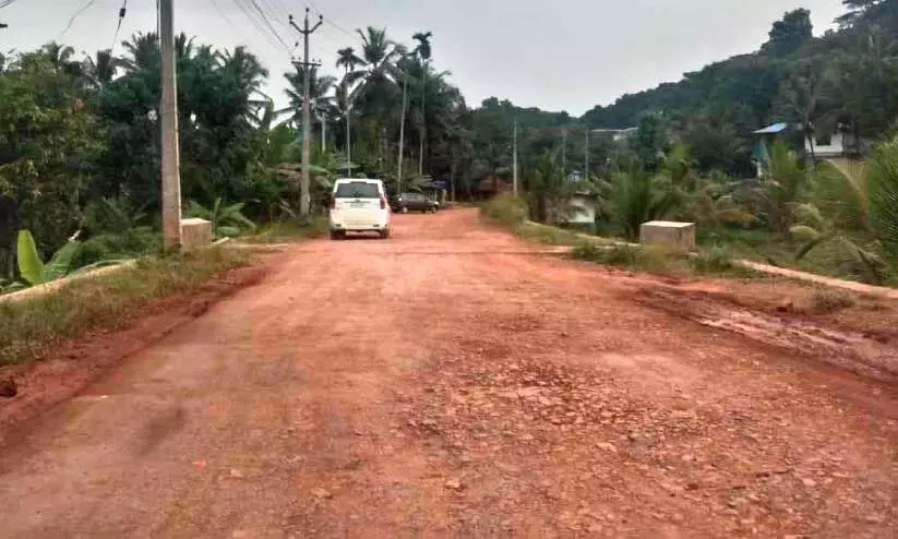 വളക്കൈ - കൊയ്യം റോഡിലെ ആദ്യഘട്ട ടാറിങ്ങിൽ നിന്നൊഴിവാക്കിയ പാറക്കാടി പാലം ഭാഗം