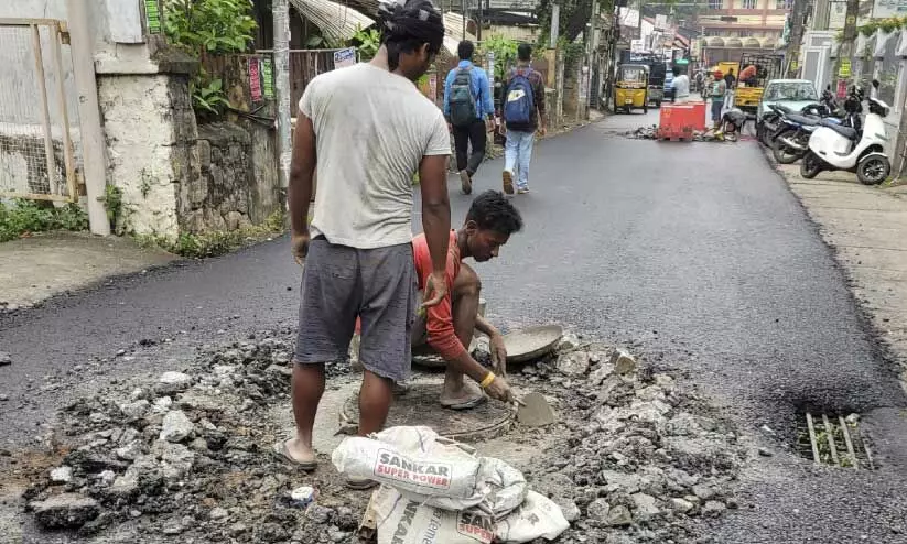 മാ​ഞ്ഞാ​ലി​ക്കു​ളം റോ​ഡ്​ ടാ​ർ ചെ​യ്ത ശേ​ഷം മാ​ൻ​ഹോ​ൾ ഉ​യ​ർ​ത്താ​ൻ വീ​ണ്ടും വെ​ട്ടി​പ്പൊ​ളി​ച്ച​പ്പോ​ൾ