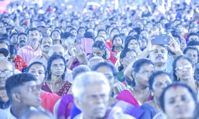 മഴയിലും കാബിനറ്റ്​ ബസ്​ കാണാൻ മലയോര ജില്ല ഒഴുകി