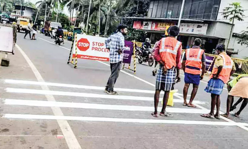 റ​മ്പി​ൾ സ്ട്രി​പ് സ്ഥാ​പി​ക്കു​ന്നു