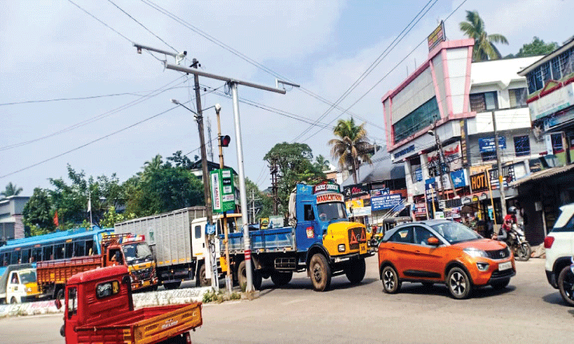 ഒ​ല​വ​ക്കോ​ട്ടെ യാ​ത്രാ​ദു​രി​ത​ത്തി​ന് അ​റു​തി​യി​ല്ല