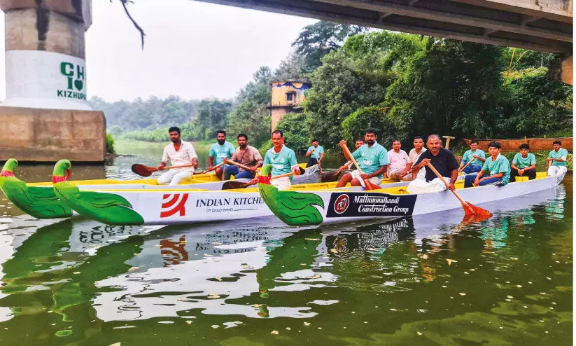 ഉ​ത്ത​ര മേ​ഖ​ല ജ​ലോ​ത്സ​വം; ആ​ർ​പ്പോ വി​ളി​യോടെ തോ​ണി​ക​ൾ നീ​റ്റി​ലി​റ​ക്കി