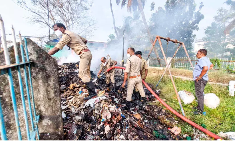 പ്ലാസ്റ്റിക്​ കൂനക്ക് തീപിടിച്ചത് പരിഭ്രാന്തി പരത്തി