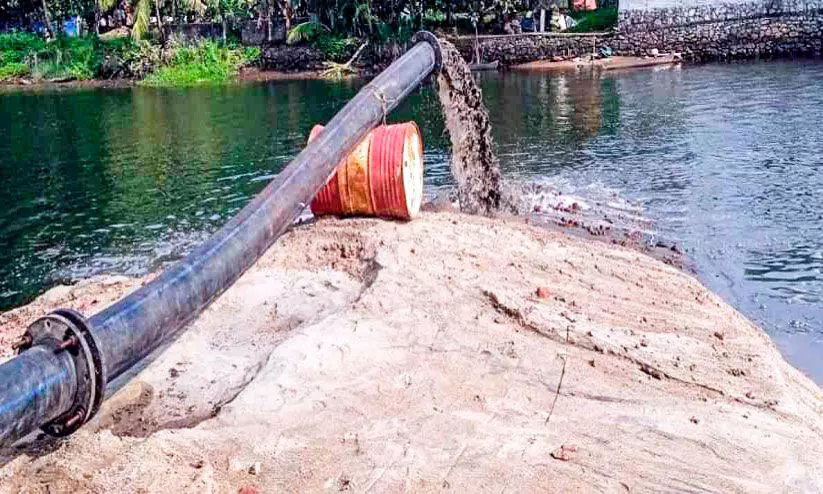 ഇളന്തിക്കര-കോഴിത്തുരുത്ത് മണൽബണ്ട് നിർമാണം ഇഴയുന്നു; കർഷകർ ആശങ്കയിൽ