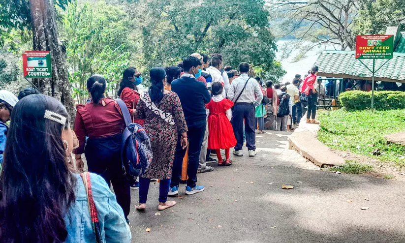 കൊള്ള;  പരിഹാരമില്ലാതെ ടിക്കറ്റ് കരിഞ്ചന്ത