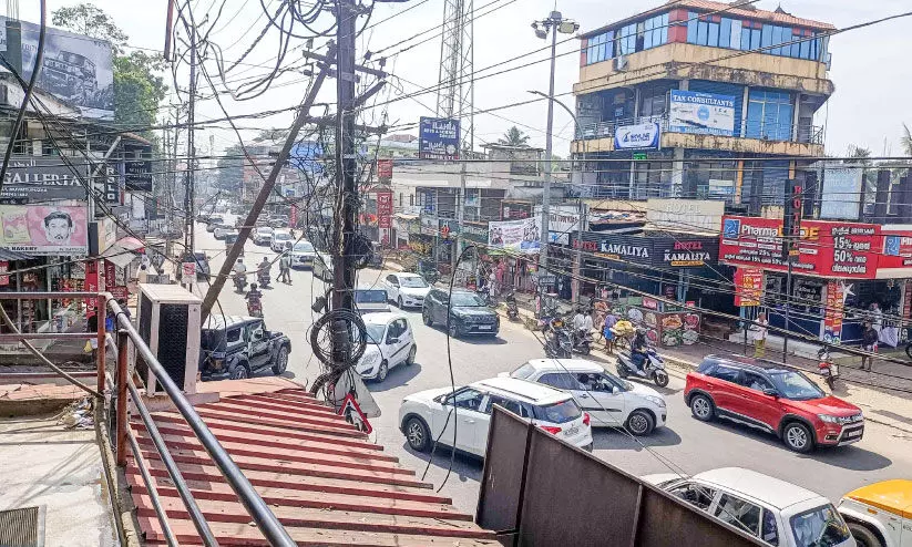 പായിപ്ര കവലയിലെത്തിയാൽ പെടും