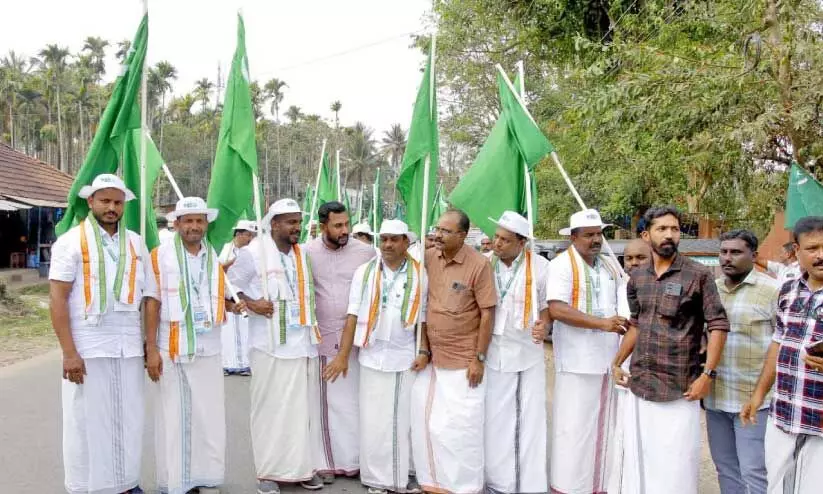 യൂ​ത്ത് ലീ​ഗ് യൂ​ത്ത് മാ​ര്‍ച്ചി​ന് യൂ​ത്ത് കോ​ണ്‍ഗ്ര​സ് ജി​ല്ല പ്ര​സി​ഡ​ന്റ് അ​മ​ല്‍ജോ​യ് അ​ഭി​വാ​ദ്യ​മ​ര്‍പ്പി​ക്കു​ന്നു