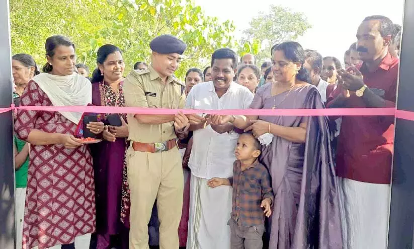 പാ​യം ഗ്രാ​മ​പ​ഞ്ചാ​യ​ത്ത് പു​ഴ​യോ​രം വി​ശ്ര​മകേ​ന്ദ്രം സ്നേ​ഹാ​രാ​മം ഇ​രി​ട്ടി എ.​എ​സ്.​പി ത​പോ​ഷ് ബ​സു​മ​ധാരി ഉ​ദ്ഘാ​ട​നം ചെ​യ്യു​ന്നു